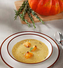 Sopa de lentejas rojas con calabaza y romero