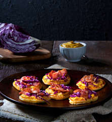 Blinis alla senape con bacon e cavolo