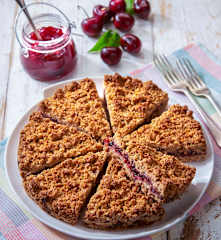 Sbriciolata con farina di grano saraceno e confettura di ciliegie (senza glutine)