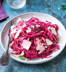Tallarines con pesto de remolacha