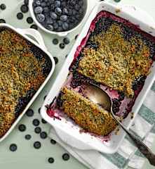 Borůvkový koláč s drobenkou z quinoy (bez cukru)