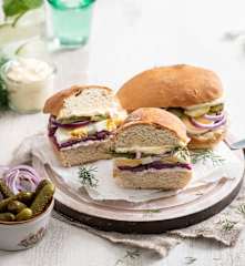 Kanapki ze śledziem marynowanym w soku z buraków