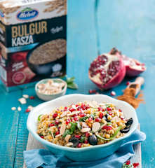 Marokańska sałatka z kaszą bulgur, granatem, migdałami, marchewką i ziołowym pesto