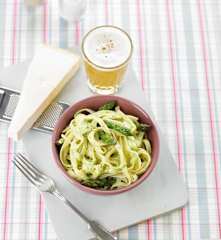 Massa com pesto de espargos