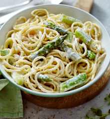 Linguine com espargos verdes e molho de queijo e amêndoa