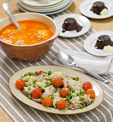 Menú: Garbanzos con chorizo. Contramuslo de pollo al ajillo con cherrys y guisantes. Flan de chocolate