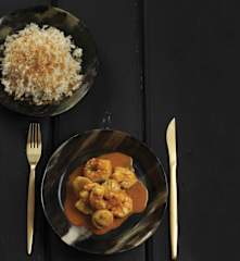 Caril de camarão com vieiras e arroz de coco