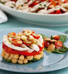 Ensalada templada de garbanzos, pimientos rojos y pollo