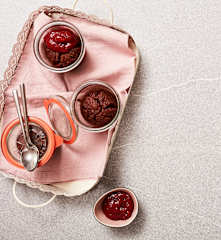 Kakao-Nuss-Kuchen im Glas