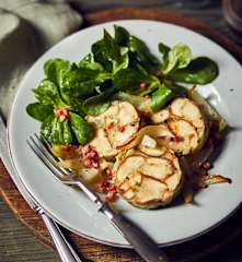 Breznknödel mit Feldsalat und Speck