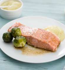 Salmón con puré de manzana y coles de bruselas