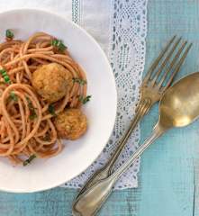 Massa com molho de tomate cru e almôndegas de aveia e cenoura