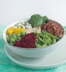 Bol de arroz rojo, verduras y naranja con vinagreta