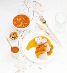 Bisque de crevettes et saint-jacques, croûtons au beurre safrané. Médaillons de cabillaud sauce Armoricaine.