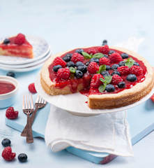 Blondie z frużeliną i owocami jagodowymi