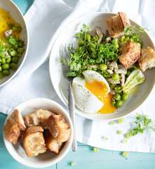 Petits pois, oignons, lardons et œufs mollets