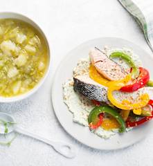 Menú: Patatas guisadas con puerros. Salmón con tres pimientos y salsa de aguacate