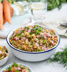 Sałatka z kaszą gryczaną, młodą kapustą i boczkiem