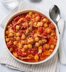 Garbanzos con tomate, piquillos y atún