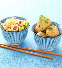 Almôndegas de porco orientais com noodles