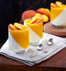 Panna cotta allo yogurt greco e pesche
