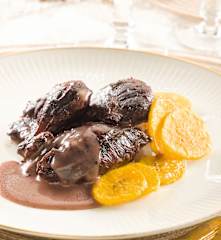 Carrilleras de cerdo ibérico con salsa de vino oloroso y chips de plátano macho