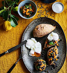 Batata-doce recheada com legumes e ovos escalfados