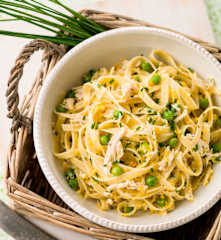 Fettuccine com frango e ervilhas