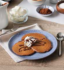 Tortitas de chocolate con salsa y nata montada (Hestan Cue™)