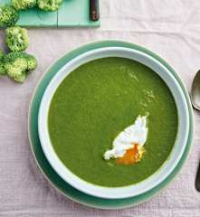 Creme de brócolos e espinafres com ovo escalfado