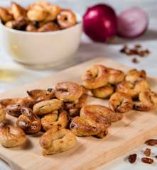 Taralli alla cipolla e uvetta