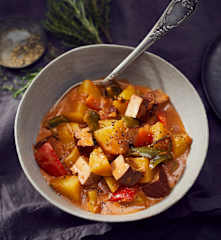 Scharfer Kartoffel-Paprika-Topf mit Räuchertofu