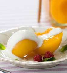 Pêssegos em calda com molho de iogurte