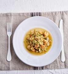 Salteado de camarão com cogumelos e couve