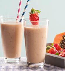 Smoothie de fresas, papaya, naranja y kiwi con requesón