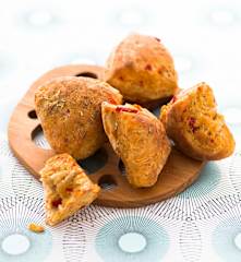 Petits pains aux tomates confites et aux herbes aromatiques
