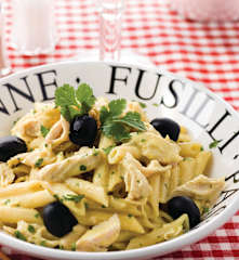 Penne com frango e béchamel carilado