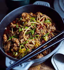 Rindfleisch mit Enoki in feuriger Sauce (肥牛金针菇)
