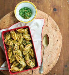 Conchas recheadas com queijo de cabra e chouriço