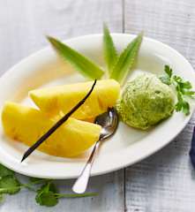 Ananas cuit aux vapeurs de  vanille, sorbet à la coriandre