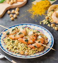 Orzo al curry, gamberi ed emulsione al basilico