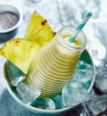 Frullato ananas, mandorle e semi di chia
