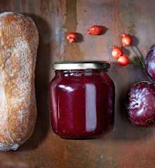 Composta di prugne e rosa canina (a ridotto contenuto di zuccheri)