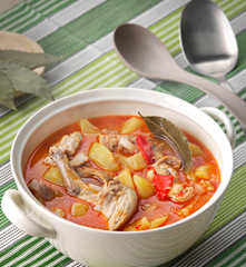 Patatas guisadas con conejo