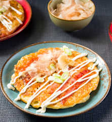 Okonomiyaki (tortitas japonesas)