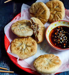 Gebratene Teigtaschen mit Rindfleischfüllung (牛肉馅饼)