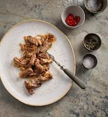 Tiras de carne de res y cebolla doradas TM6