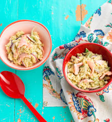 Orzo com salmão, feijão-verde e molho de abacate