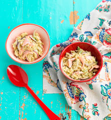 Orzo cu somon, fasole verde și sos de avocado