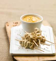 Espetadas de frango com puré de abóbora e batata-doce